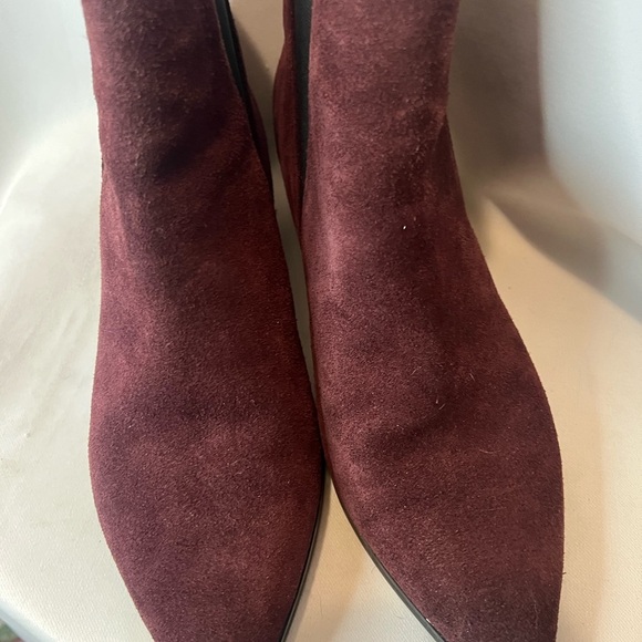 Marc Fisher Ignite Double Gore Red Purple Suede Pointed Toe Ankle Booties Size 8 - Picture 3 of 6